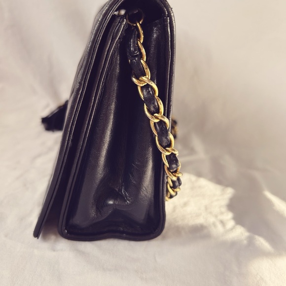 PRE-LOVED CHANEL™ 1986-88 BLACK QUILTED LAMBSKIN CC TASSEL FLAP BAG - Picture 4 of 15